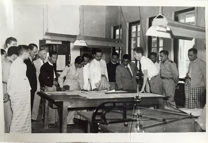 ၁၉ ၅၁ ခုနှစ် ပြန်ကြားရေးဝန်ကြီးဌာနရုံးတွင် ဦးသန့်ကို တွေ့မြင်ရစဉ် 