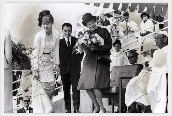 ကနေဒါနိုင်ငံ မွန်ထရီရယ်မြို့တွင် ကျင်းပသော ၆၇ ခုနှစ် နိုင်ငံတကာကုန်စည်ပြပွဲ (Expo '67)၊ မြန်မာနိုင်ငံပြခန်း၌ ဗိုလ်မှူးချုပ်ဦးတင်ဖေကို တွေ့ရစဉ်