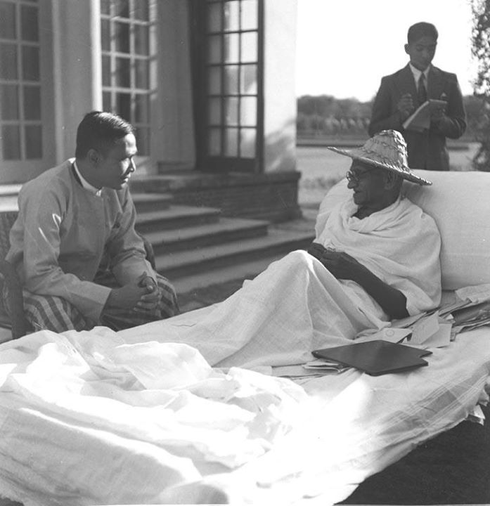 U Nu with Gandhi in Delhi 1947