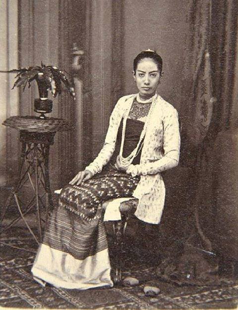 ၁၉ ၀၀ ပြည့်နှစ်ဝန်းကျင် အမည်မသိ ဂုဏ်သရေရှိ မြန်မာအမျိုးသမီးတစ်ဦး ဓာတ်ပုံ။ 