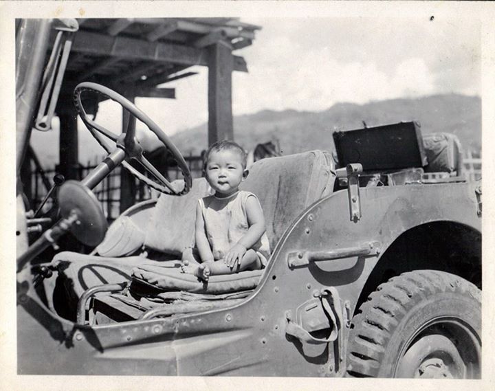 နန့်ခန်း (ရှမ်းပြည်မြောက်ပိုင်း)တွင် အမေရိကန် စစ်သုံးဂျစ်ကားပေါ်မှကလေးတစ်ယောက်။