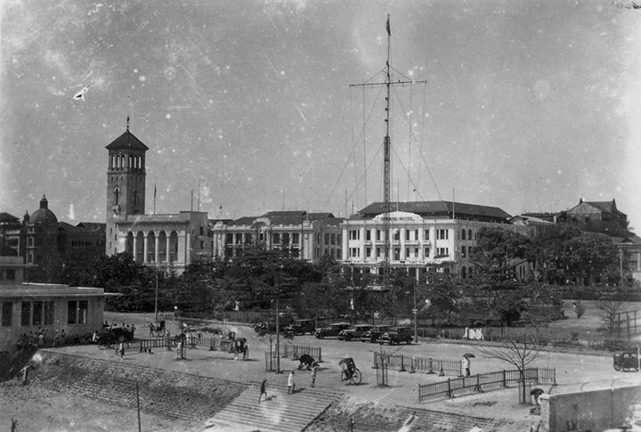၁၉ ၂၅ ခုနှစ် စထရန်းဟိုတယ်ကို ရန်ကုန်ကမ်းနားဘက်မှ မြင်ရစဉ်
