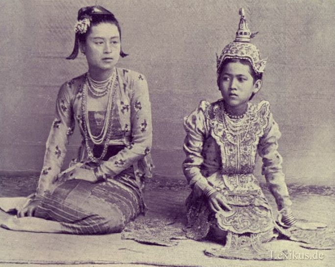 ၁၉၀၀ ပြည့်နှစ်ဝန်းကျင် မြန်မာအမျိုးသမီးတစ်ဦးနှင့် သမီးဖြစ်သူ