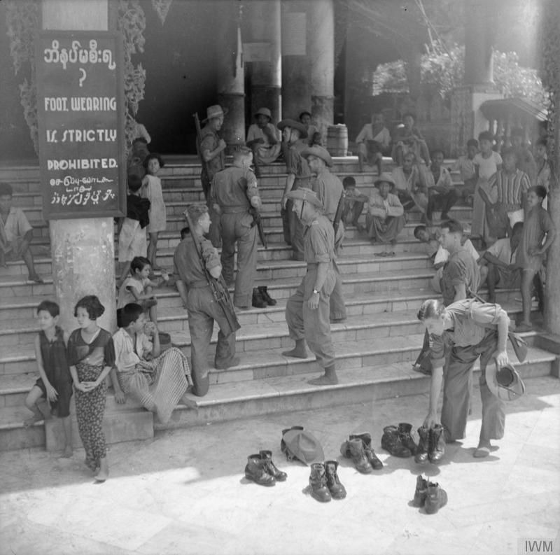 Allied soldiers at the Shwedagon Pagoda in 1945