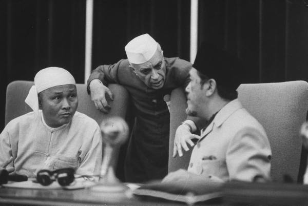 U Nu and Nehru in discussion with Prime Minister of Indonesia, Ali Sastroamidjojo