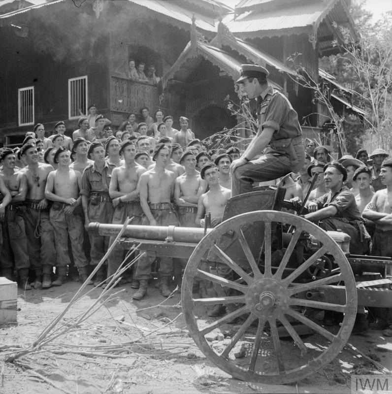 ၁၉၄၅ ခုနှစ် မတ်လ ၂၁ ရက်နေ့က မန္တလေးမြို့တွင် အရှေ့တောင်အာရှ မဟာမိတ်တပ်ပေါင်းစု စစ်သေနာပတိ ဗိုလ်ချုပ်ကြီး လော့ဒ်လူဝီမောင့်ဘက်တန်သည် သိမ်းဆည်းရမိသော ၇၅ မမ ဂျပန်အမြှောက်ပေါ်တွင် ထိုင်ရင်း တော်ဝင် သံချပ်ကာတပ်မှ တပ်သားများကို မိန့်ခွန်းပြောကြားနေပုံ (Imperial 